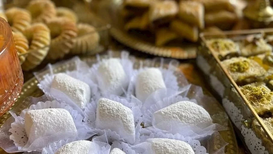 9º - Makroud el louse (Argélia): São biscoitos argelinos sem farinha, compostos por amêndoas, ovos, açúcar e aromatizante de água de flor de laranjeira. Assados ??até dourar levemente, esses biscoitos são normalmente misturados com açúcar de confeiteiro para ficarem completamente revestidos. Depois de consumido, o makroud el piolho deve derreter na boca.