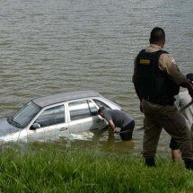 Motorista passa mal e cai com o carro dentro da Lagoa da Pampulha, em BH - Túlio Santos/EM/D.A Press