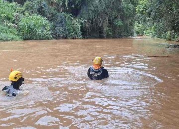 Bombeiros fizeram buscas pelo leito do rio para localizar homem no Sul de Minas -  (crédito: CBMMG)