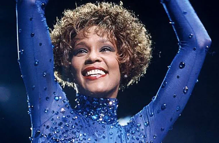 A atriz Whitney Houston, uma das vozes mais poderosas da música mundial, teria feito 61 anos em 9/8/2024. Ela morreu em 11/2/2012, aos 48 anos. Uma cinebiografia sobre ela revelou a trajetória conturbada de uma das cantoras mais celebradas de todos os tempos. -  (crédito: Divulgação)