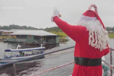 Papai Noel enfrentou viagem de barco para entregar presentes -  (crédito: The Independent / AP News)