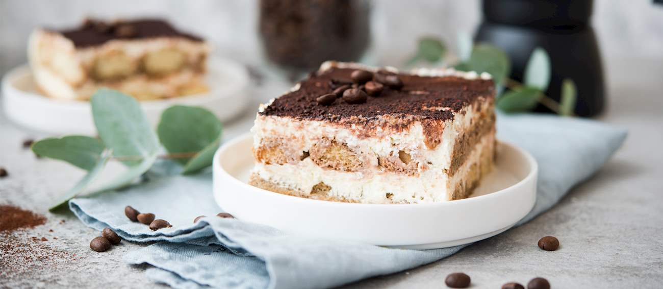 11º - Tiramisu (Itália): Embora seja na verdade uma invenção bastante recente, esta sobremesa de biscoitos embebidos em café e cobertos com creme de mascarpone. Goza de um status icônico entre as sobremesas italianas. Seu nome deriva da frase tirami sù , expressão italiana que significa literalmente me pegue, uma referência aos efeitos edificantes do açúcar, do licor e do café.