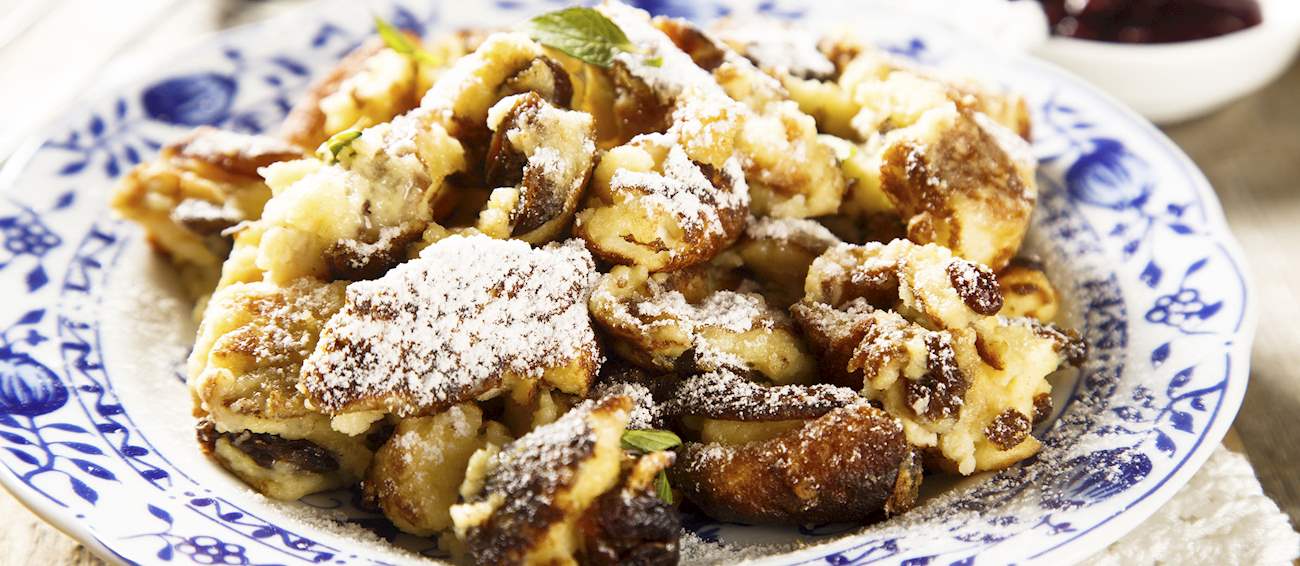 17º - Kaiserschmarrn (Áustria): Também conhecida como bagunça do imperador , esta sobremesa austríaca pode ser descrita como uma panqueca mexida fofa e levemente caramelizada. Diz a lenda que Kaiserschmarrn era a sobremesa favorita do Kaiser Franz Joseph I, de quem recebeu o nome.