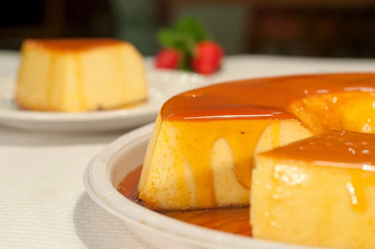 32º - Pudim de leite condensado (Brasil): Esta sobremesa tradicional brasileira é uma espécie de pudim cremoso coberto de caramelo. Embora existam tantas variações da sobremesa quantas famílias no Brasil (e em toda a América Latina), os ingredientes padrão do pudim de leite condensado incluem leite condensado, leite integral normal, ovos e açúcar.