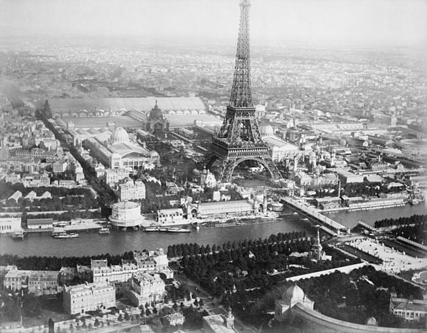 Curiosamente, a torre foi feita para a Exposição Universal de 1889, que comemorava o primeiro centenário da Revolução Francesa. Não seria um monumento permanente.  Foi construída para durar somente 20 anos.