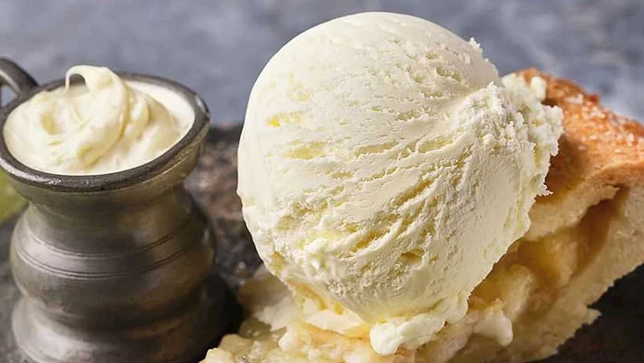 10º - Sorvete de creme coagulado (Inglaterra): É um sorvete tradicional britânico associado à Cornualha, embora seja vendido em supermercados em todo o Reino Unido. Este sorvete é feito com leite integral da Cornualha, ovos e creme de leite. A utilização do creme coagulado da Cornualha confere ao sorvete um sabor único e uma consistência aveludada.