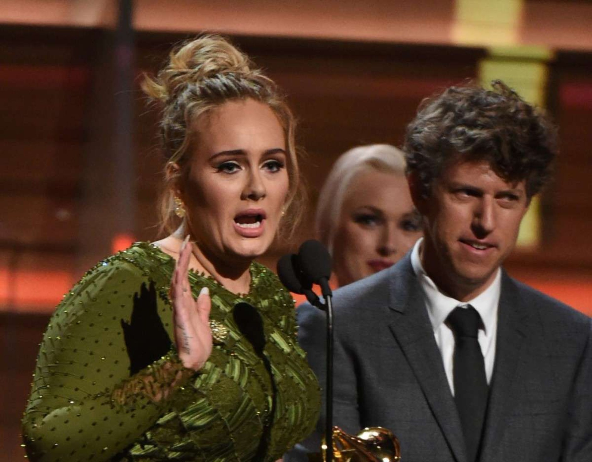  Adele com o produtor Greg Kurstin, que compôs "Million years ago" e é acusado por Toninho Geraes de plagiar "Mulheres"