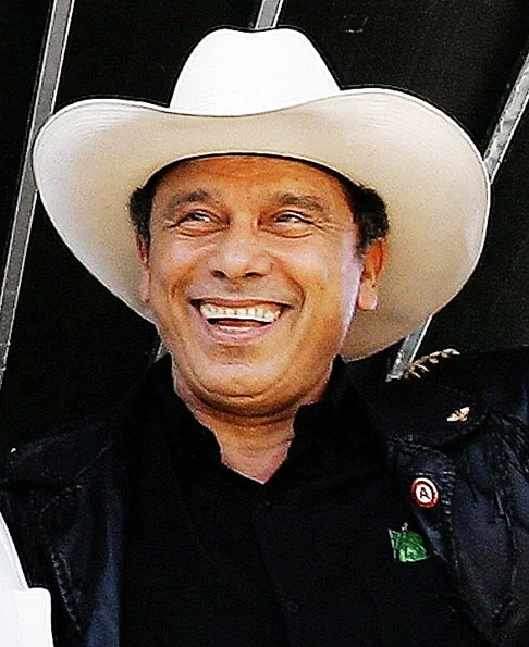 Beto Carrero - O caubói e empresário paulista, que morreu aos 70 anos deixando um parque temático (Beto Carrero World) em Santa Catarina, era filho de Alexandre Murad.  Seu nome verdadeiro era João Batista Sérgio Murad.  