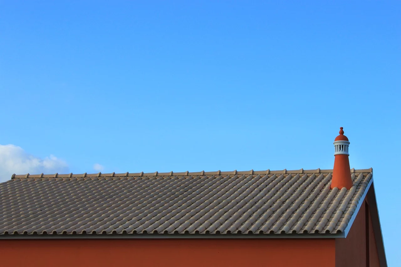 As chaminés estão presentes tanto em áreas urbanas como rurais. Geralmente, as residenciais têm uma base ligada ao equipamento de queima (lareira ou fogão) e uma parte que sobe pela parede ou pelo telhado para liberar a fumaça no exterior.