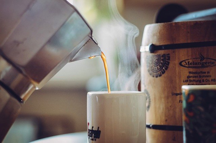 Quem prefere usar cafeteira italiana deve ter atenção para desligar o fogão assim que começar a ouvir barulho. É sinal de que a água já subiu. 