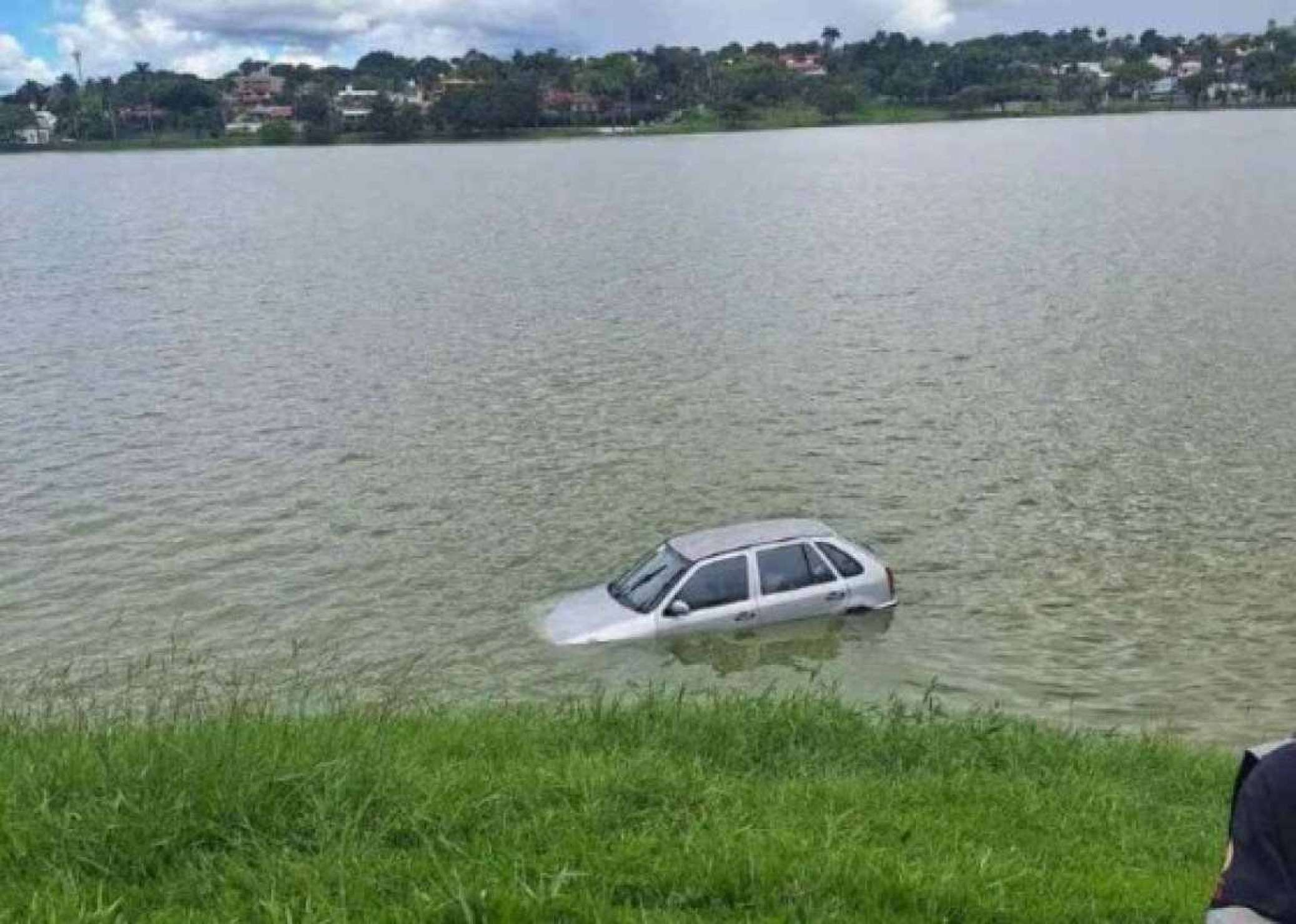 Motorista passa mal e cai com o carro dentro da Lagoa da Pampulha, em BH