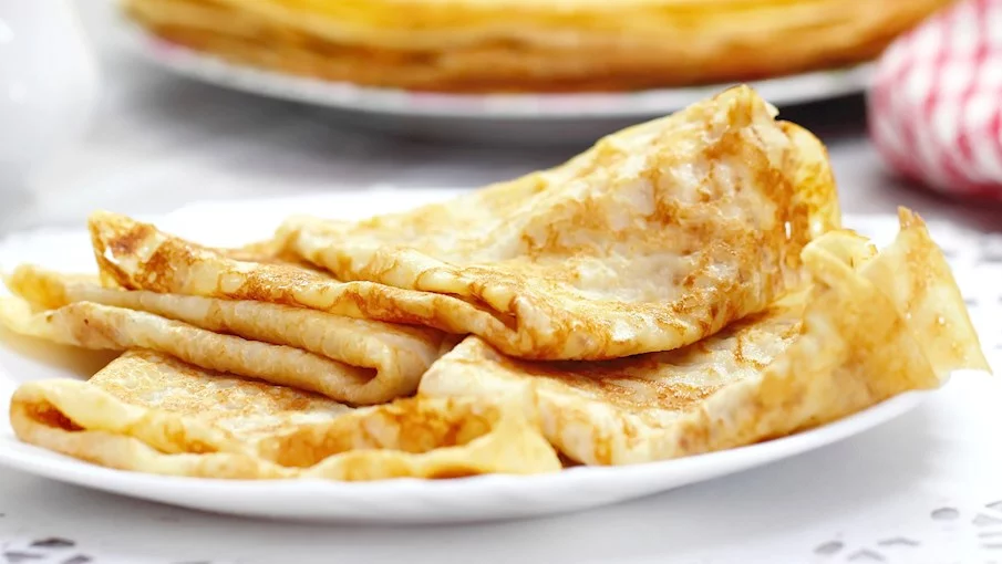 4º - Crepes (França): Estas panquecas finas são feitas com farinha de trigo e têm origem na região francesa da Bretanha. Embora sejam um alimento básico francês e um prato nacional, os crepes são tão populares que se espalharam pelo mundo desde a virada do século 20, quando a farinha de trigo branca se tornou acessível.