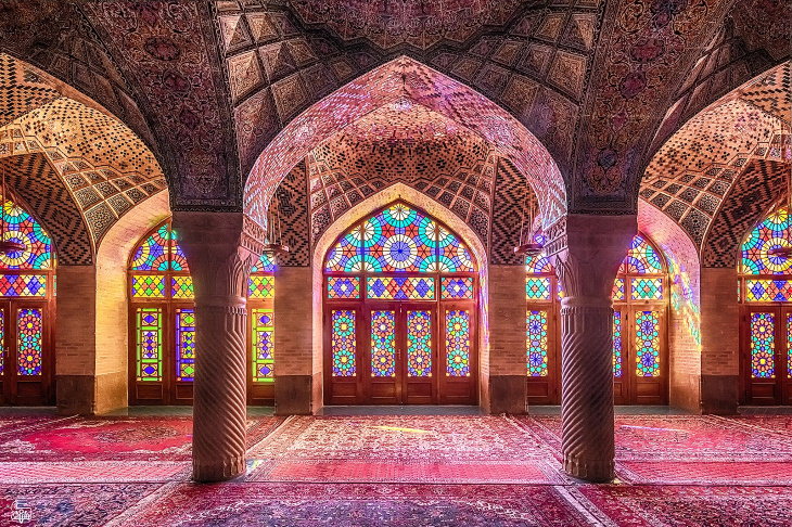 Mesquita Nasir al-Mulk - Shiraz (Irã) - Conhecida como Mesquita Rosa, foi erguida em 1876. Os vitrais foram feitos para captar a luz da manhã e lançar no piso. Azulejos coloridos complementam a decoração, fazendo com que, em certos horários, o interior da mesquita tenha todas as cores.