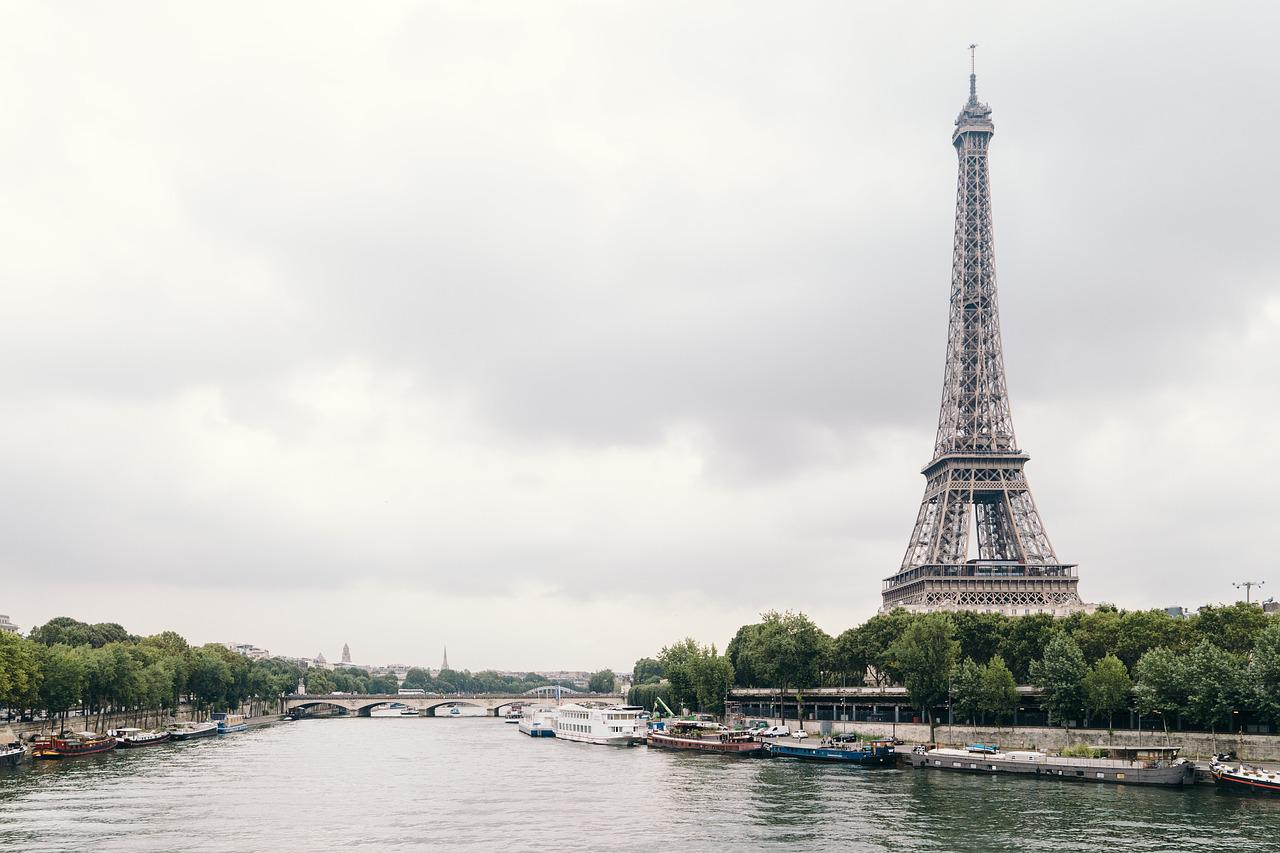 A Torre Eiffel mede 324 metros, somando-se os 24 metros da antena de rádio. É a estrutura mais alta de Paris e a quinta mais alta da França.