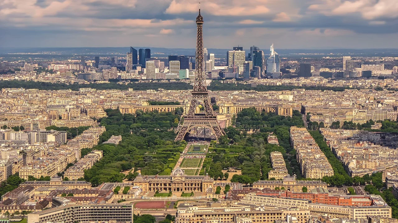 A torre recebe cerca de 7 milhões de turistas por ano. 
Símbolo maior de Paris e imagem cartão-postal da França, a Dama de Ferro se mantém exuberante, dominando a paisagem parisiense, como um dos monumentos mais famosos e admirados do planeta.   