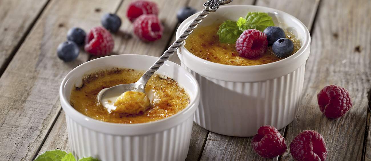 12º - Crème brûlée (França): Esta tradicional sobremesa de creme de ovo consiste em gemas, creme, açúcar e baunilha, com uma crosta dura e queimada de caramelo. A combinação é cozida, transferida para ramequins, escalfada em banho-maria e bem resfriada. O creme resfriado é normalmente colocado em pratos largos e planos e depois coberto com açúcar mascavo, que é caramelizado na grelha ou com maçarico.