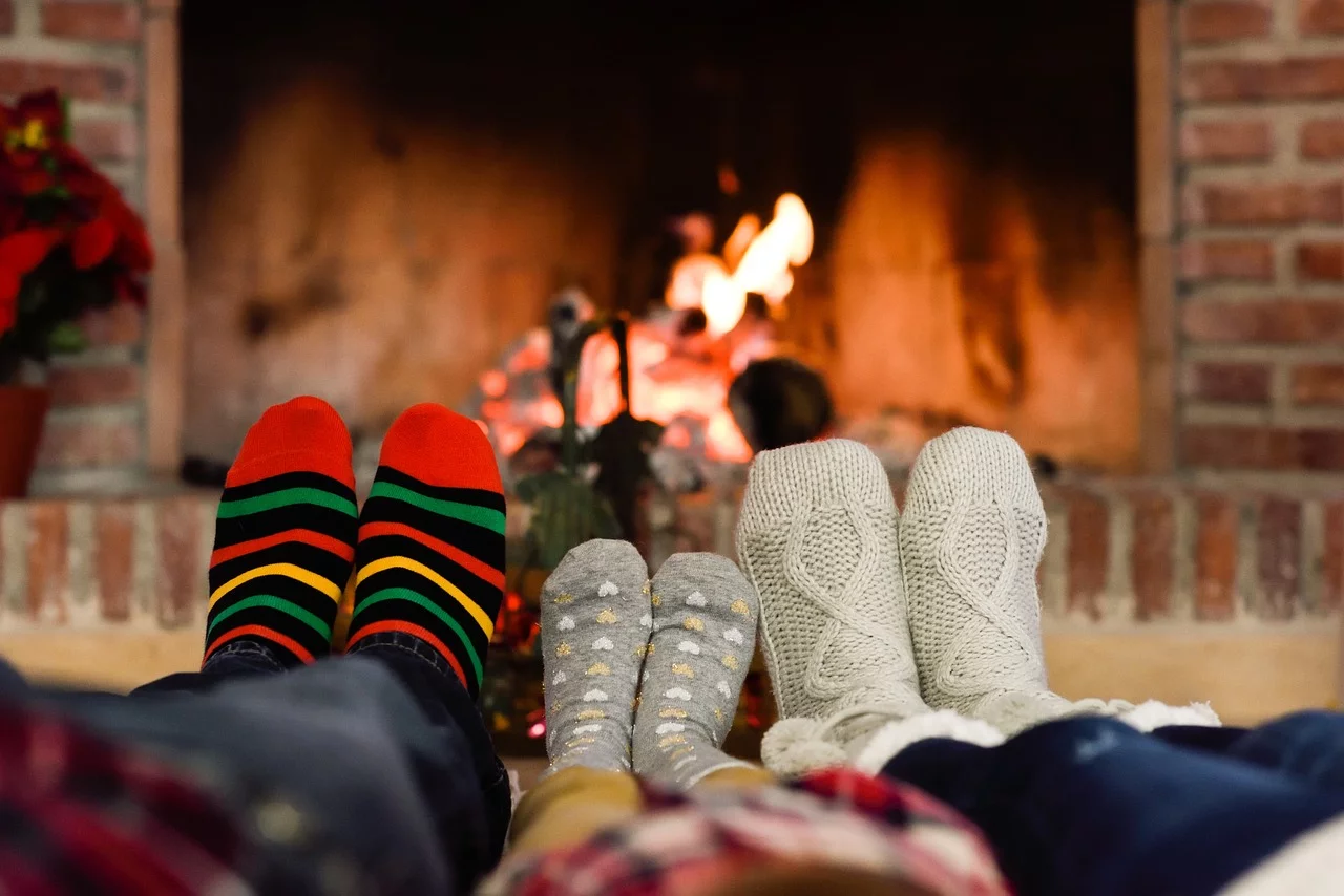 O fogo emite uma luz suave e tremeluzente que cria uma atmosfera tranquila e íntima, ideal para relaxar. O som do fogo estalando também tem um efeito calmante, que muitos associam a momentos de paz e conforto. 