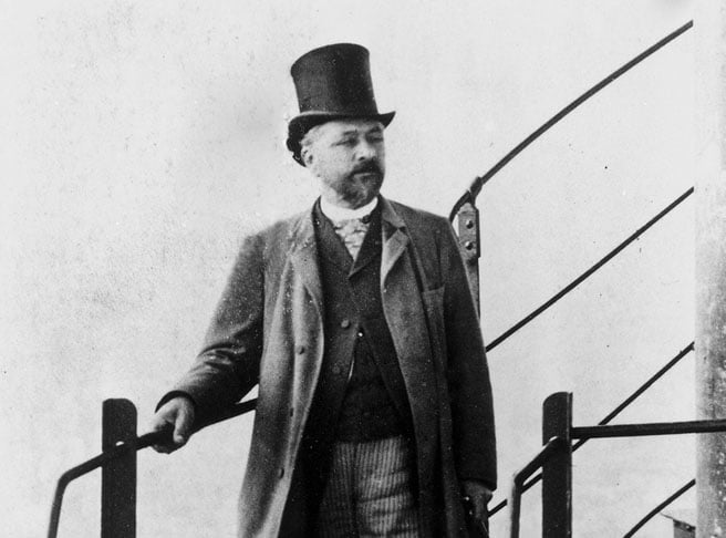 O nome se deve ao engenheiro que projetou a torre: Gustave Eiffel. Ele apresentou o projeto para outras cidades antes de Paris, dentre elas Barcelona, e foi  rejeitado por todas.