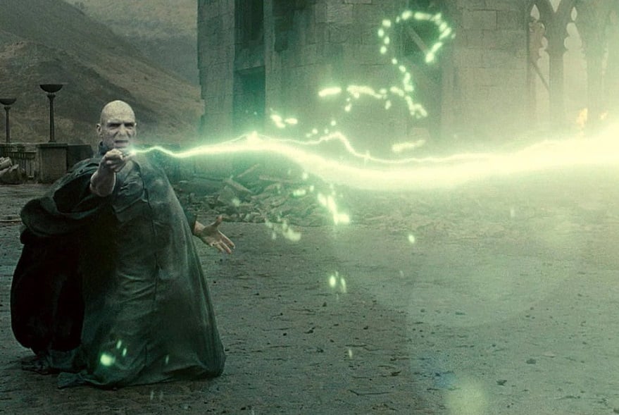 O Avada Kedavra é a pior das três Maldições Imperdoáveis e foi usado diversas vezes na saga Harry Potter. O feitiço, que pode causar prisão em Azkaban, é uma tríade de encantamentos das trevas que tem o objetivo de tirar a vida de outra pessoa.