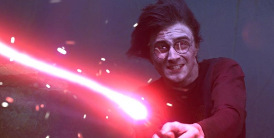 Por fim, o feitiço mais usado na saga Harry Potter é o Expelliarmus (24 vezes). Com ele, o (a) bruxo (a) pode retirar a arma (varinha) do seu oponente em um combate. 