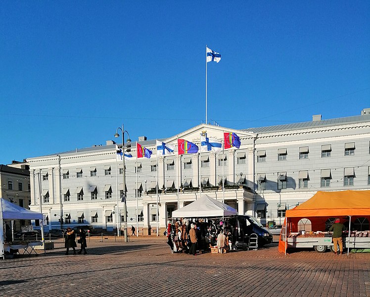 A região total da Lapônia abrange quatro países: Finlândia, Noruega, Suécia e Rússia. Ela é habitada pelo grupo étnico conhecido como sâmis, ou lapões. 