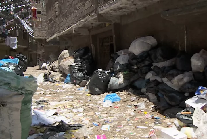 Ainda que a criação de porcos tenha sido proibida no bairro, a economia local continua fundamentada na reciclagem até os dias atuais.