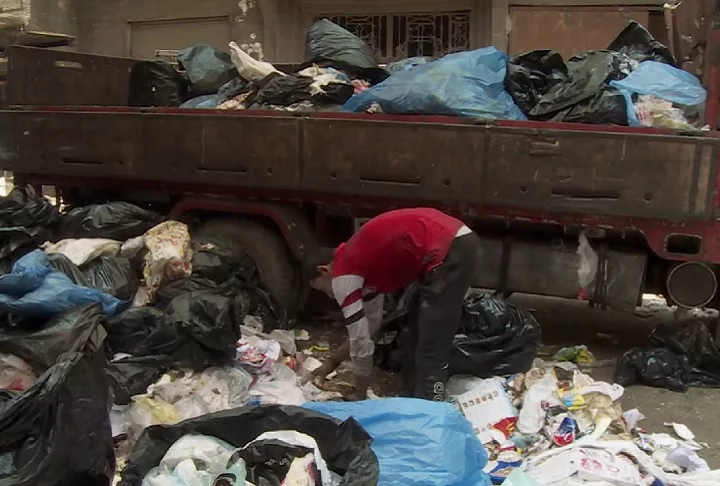 Além de coletar e separar lixo em 16 categorias diferentes, os Zabbaleen investem até 12 horas diárias na triagem desses materiais.