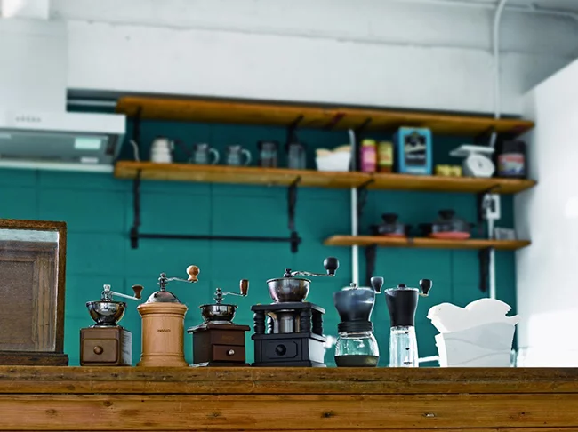 Muitas pessoas gostam de moer o café em casa na hora do preparo. Vários modelos de moedores estão disponíveis no mercado e uma das vantagens é o aroma que fica na casa.