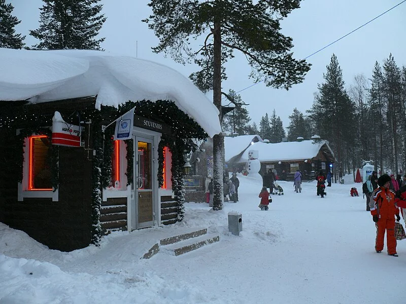 Com pouco mais de 60 mil habitantes, a longínqua Rovaniemi recebe média de meio milhão de visitantes por ano atraídos pelas lendas natalinas. 