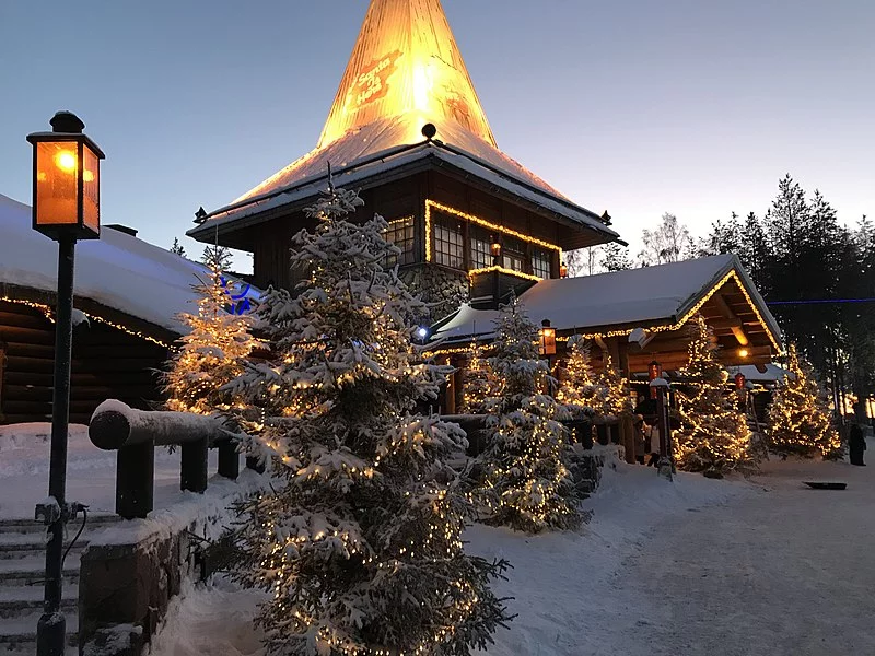 É na cidade de Rovaniemi, capital da Lapônia finlandesa, bem próximo ao Círculo Polar Ártico, que se situa a Vila do Papai Noel. No local, é Natal o ano inteiro. 