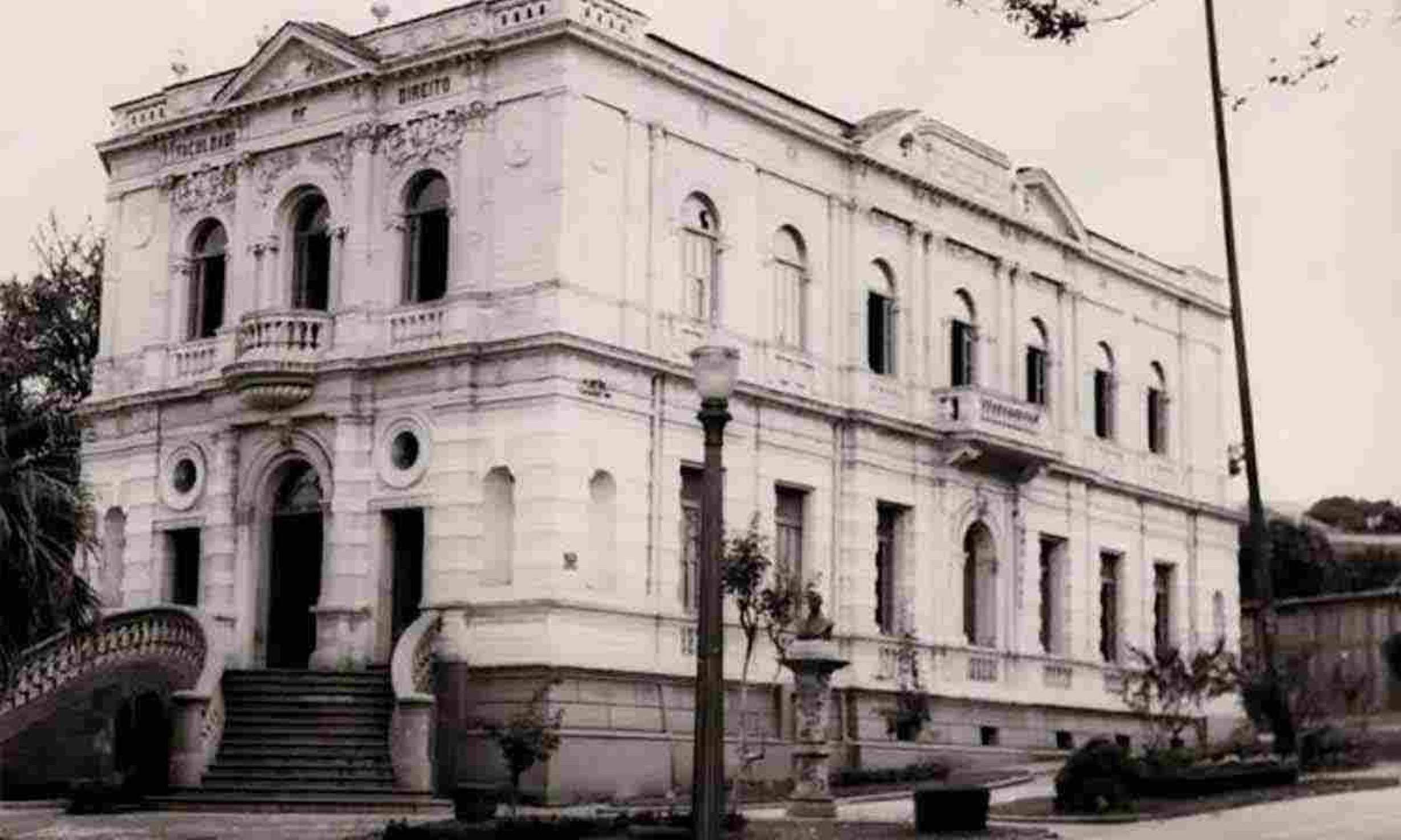 Antiga Faculdade de Direito da Universidade de Minas Gerais, construída em 1900 e demolida em 1958