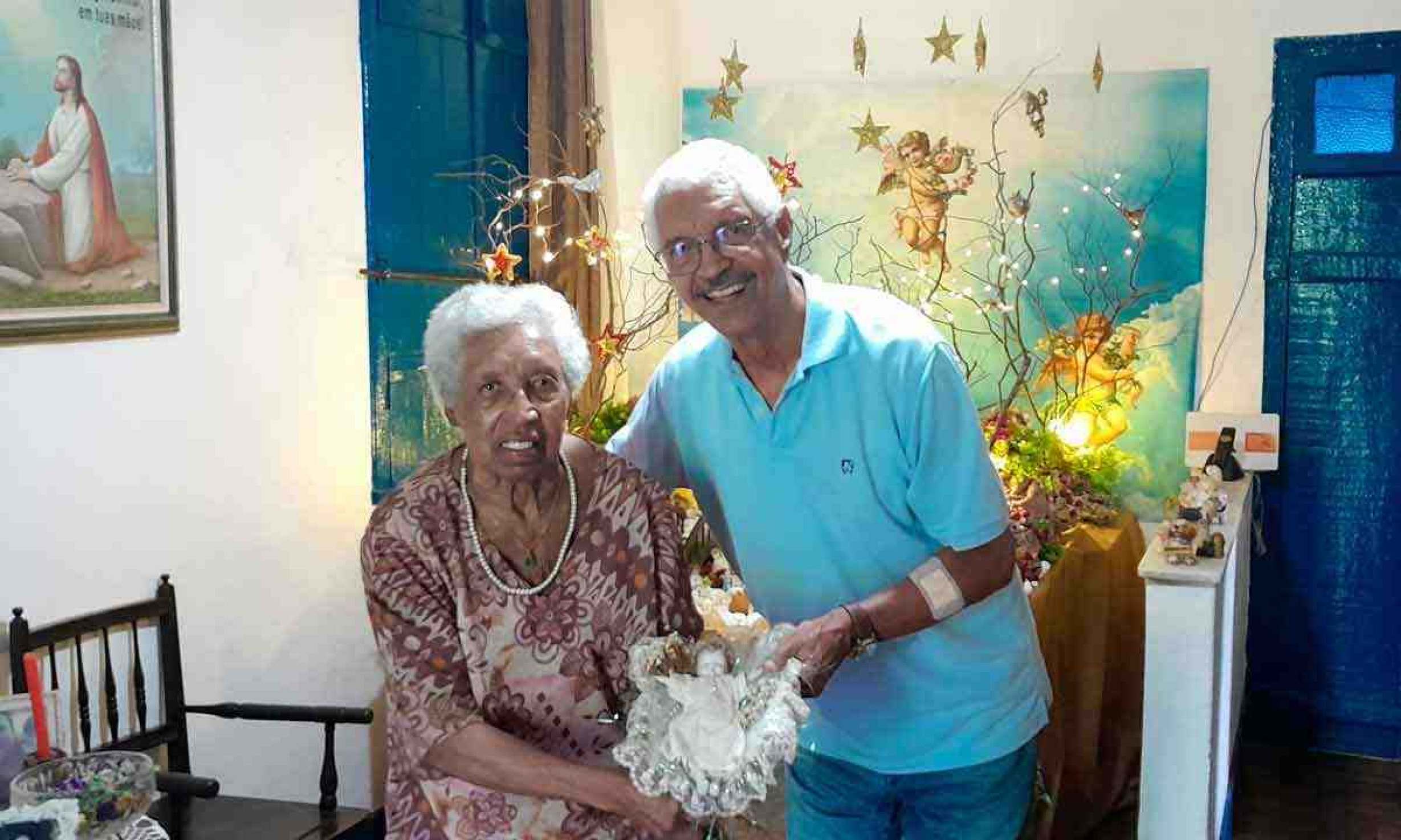  o reencontro  com as raízes -Modestino Eloi Filho, de 80 anos, comemora a possibilidade de se reunir novamente com a irmã Maria do Carmo, de 94, e reviver lembranças e tradições de família, como o presépio 