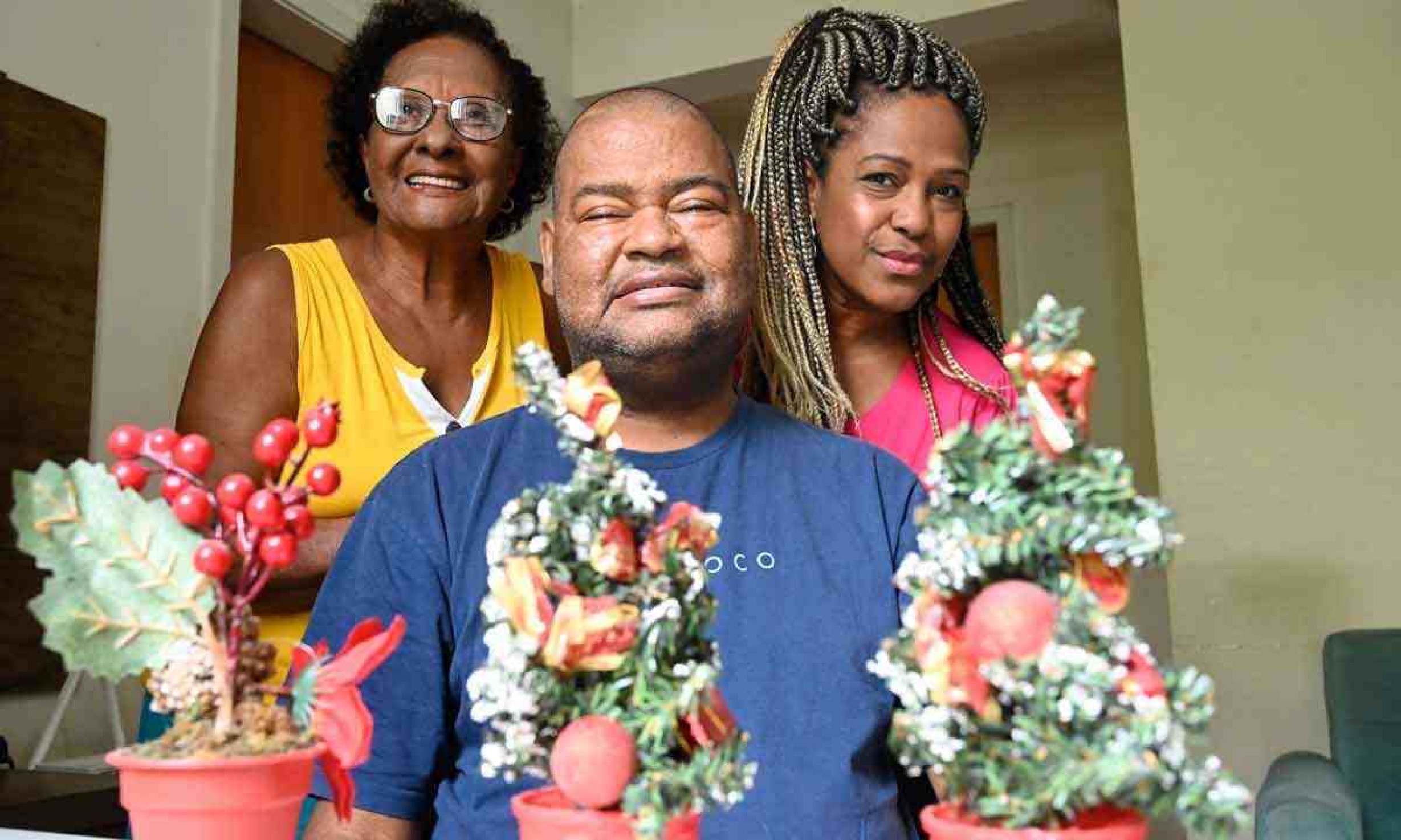 o reencontro com a  saúde - Após o segundo transplante de rim, Warlen Soares dos Santos celebra a chance de festejar o Natal em casa, ao lado da mulher, Carla Cristina, da sogra, Elizabete, e também do filho Igor