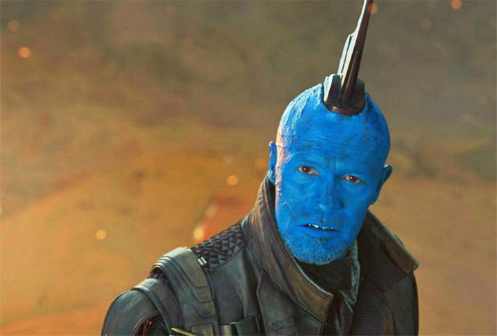 O alienígena Yondu é um ladrão interestelar de pele azul que aparece em 'Guardiões da Galáxia'. Ele sequestra Peter Quill da Terra, mas o vilão adota o terráqueo e cria uma relação paternal forte com ele. 