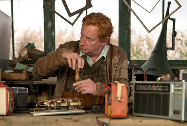 Arthur Weasley é um dos veteranos bruxos da saga de filmes 'Harry Potter'. Além de curioso, é um excelente mago e pai de família. Isso porque ele conseguiu conciliar a educação de seus sete filhos com muita dedicação e conseguiu transformá-los em ótimos feiticeiros do bem. 