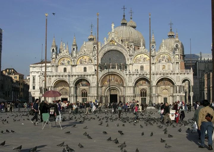 Basílica de São Marcos, Veneza: Uma das igrejas mais famosas do mundo, tem arquitetura bizantina. Construída na Praça de São Marcos, ao lado do Palácio dos Doges entre 1071 e 1617. Os Cavalos de São Marcos, na fachada, são réplicas dos originais, que estão guardados.