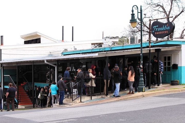 A East Eleventh Street é o lar de uma variedade de restaurantes, bares, cafés e lojas. Os visitantes podem saborear uma variedade de culinárias, desde pratos tradicionais 