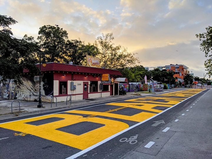 3) East Eleventh, Austin, Texas (EUA): Essa é uma rua com muita história e personalidade. Costuma ser um destino popular para moradores locais e visitantes que procuram uma experiência autêntica em Austin.