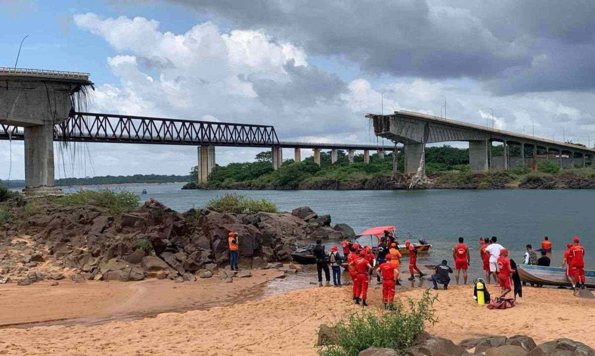 Buscas por desaparecidos após queda de ponte entre Maranhão e Tocantins foram retomadas nesta quarta (25) com 29 mergulhadores -  (crédito: Divulgação/PMTO)