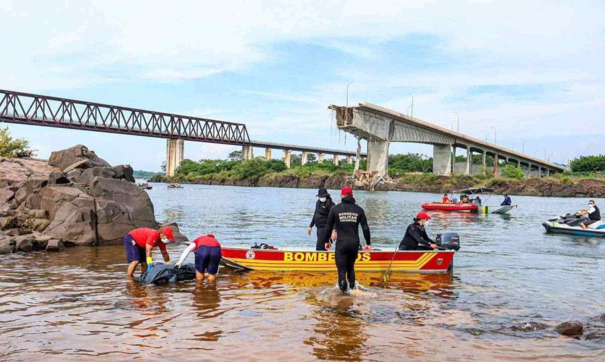 Mergulhadores localizaram, nesta quarta-feira (25), mais dois corpos de vítimas do desabamento da ponte entre Maranhão e Tocantins -  (crédito: Luiz Henrique Machado/Divulgação/Governo do Tocantins)