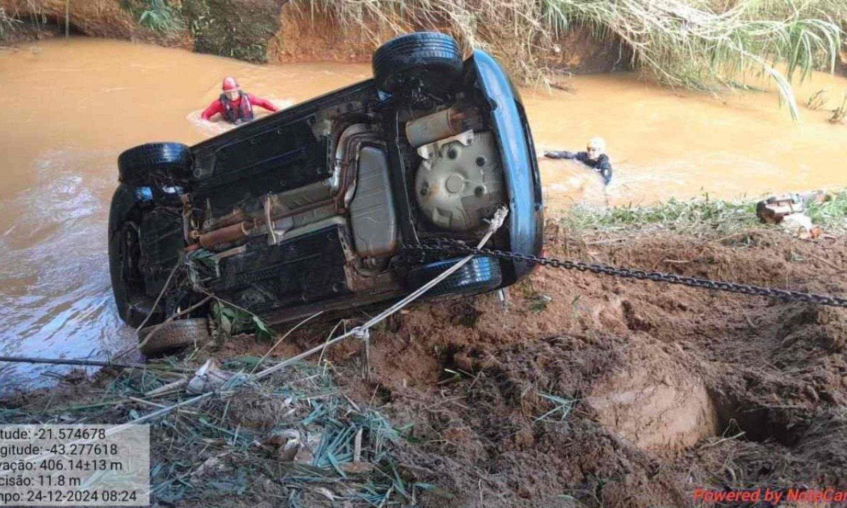 Corpo de mulher e carro que foram arrastados por enxurrada em Coronel Pacheco foram localizados nessa terça-feira (24/12) -  (crédito: CBMMG)