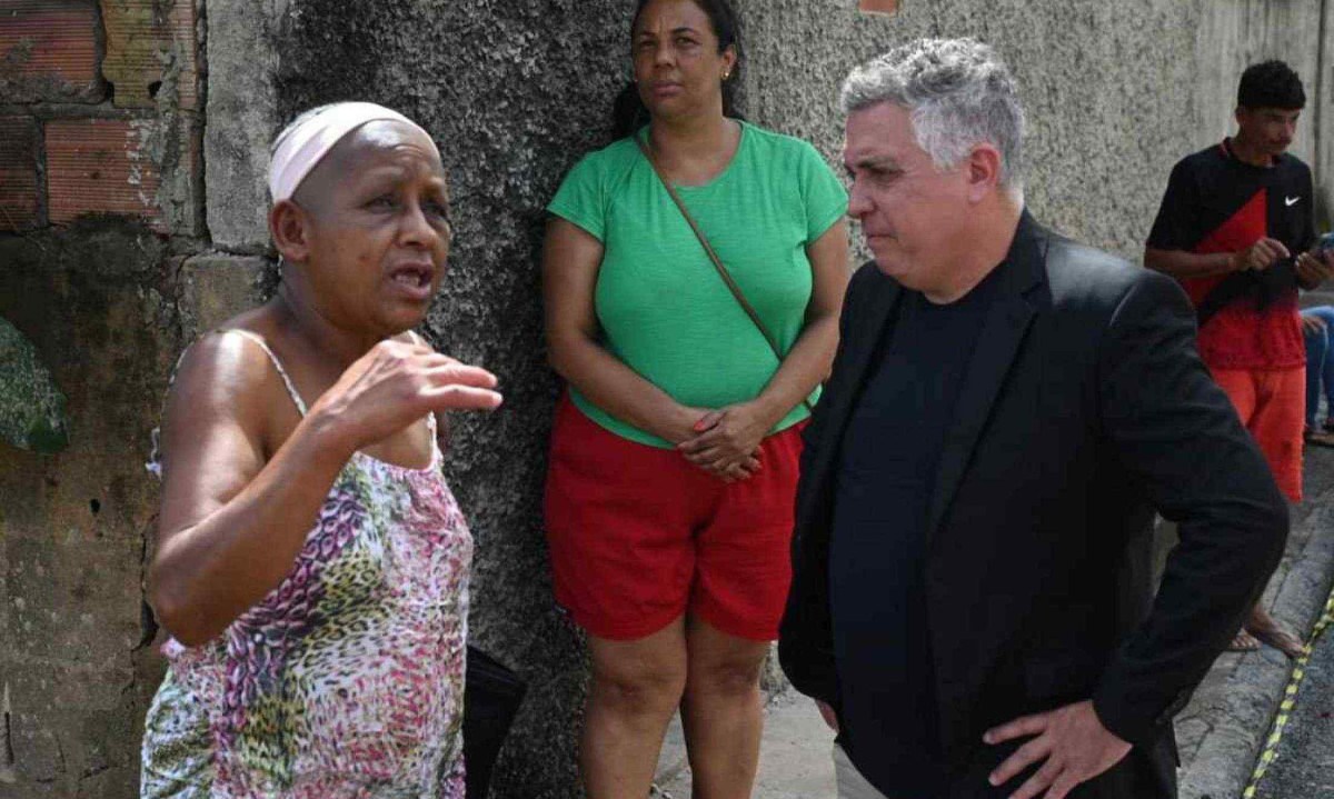 Álvaro Damião (União Brasil) esteve nesta tarde no Conjunto Paulo VI -  (crédito: Leandro Couri/EM/D.A Press)