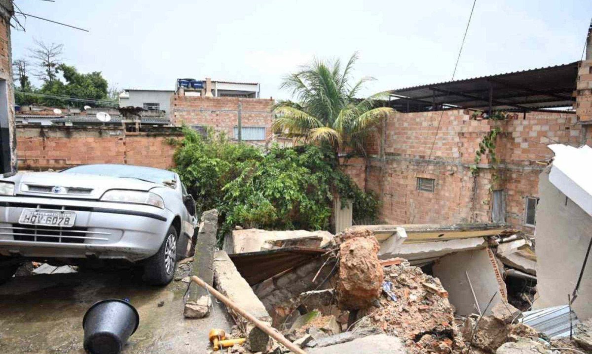 Casa desabou e deixou um pessoa soterrada -  (crédito: Leandro Couri/EM/D.A PRESS)