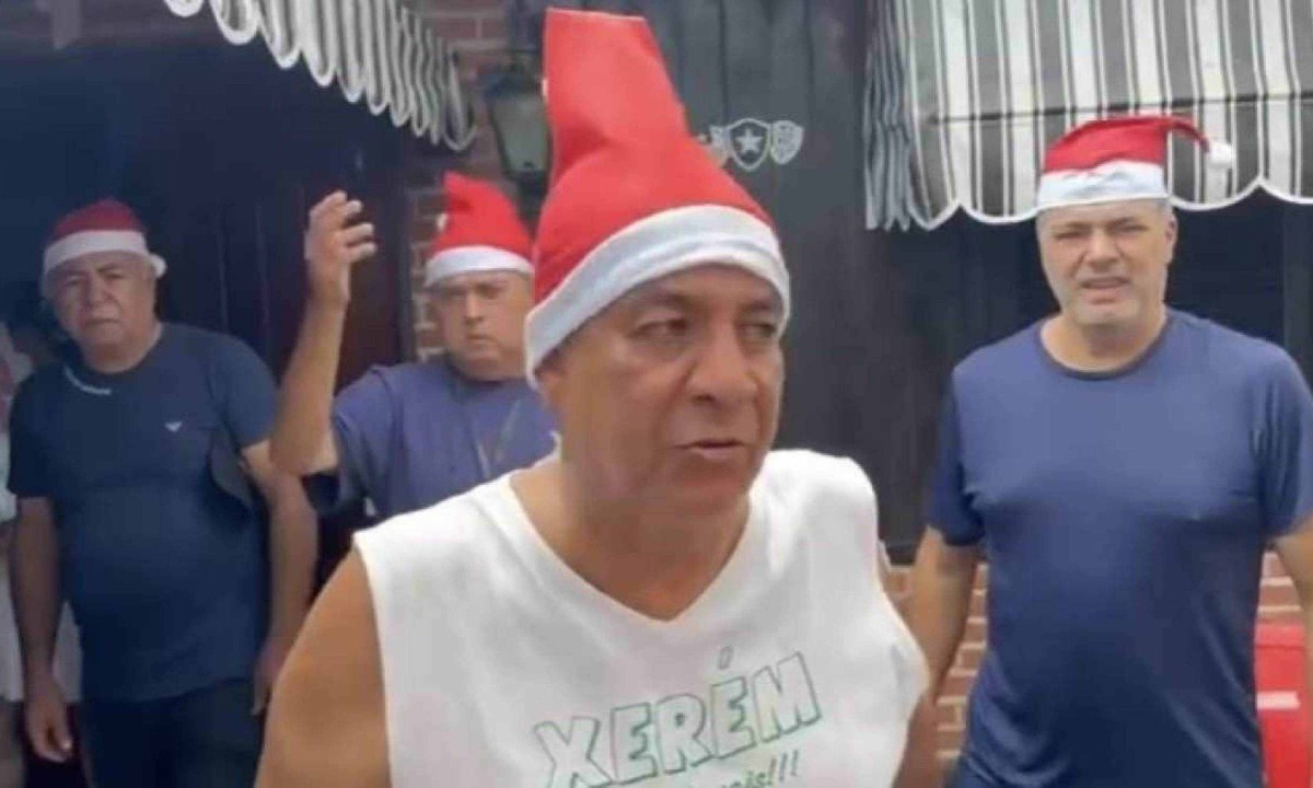 Zeca Pagodinho distribuiu presentes para crianças de sua cidade natal, Xerém, no Rio de Janeiro -  (crédito: Reprodução/ Instagram)