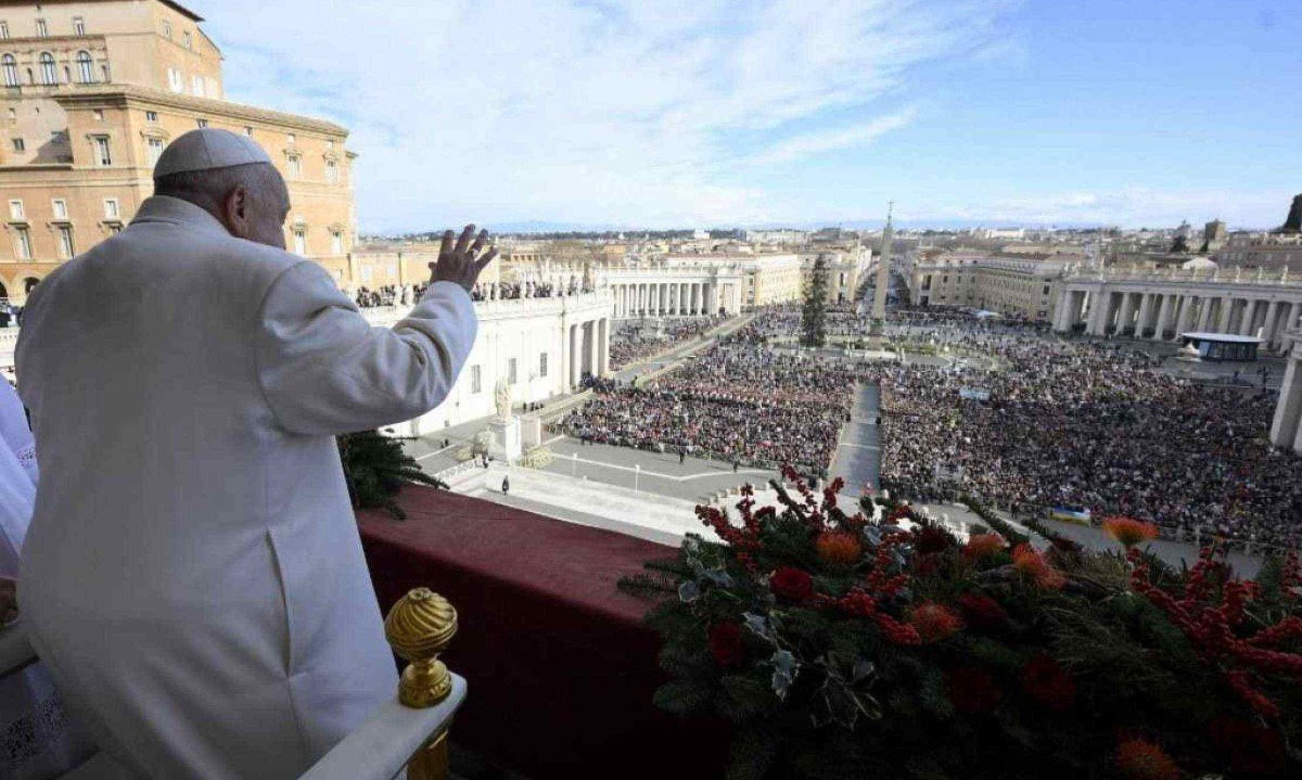 Papa Francisco durante a mensagem Urbi et Orbi e bênção à cidade e ao mundo como parte das celebrações do Natal, na Praça de São Pedro  -  (crédito: AFP PHOTO / VATICAN MEDIA)