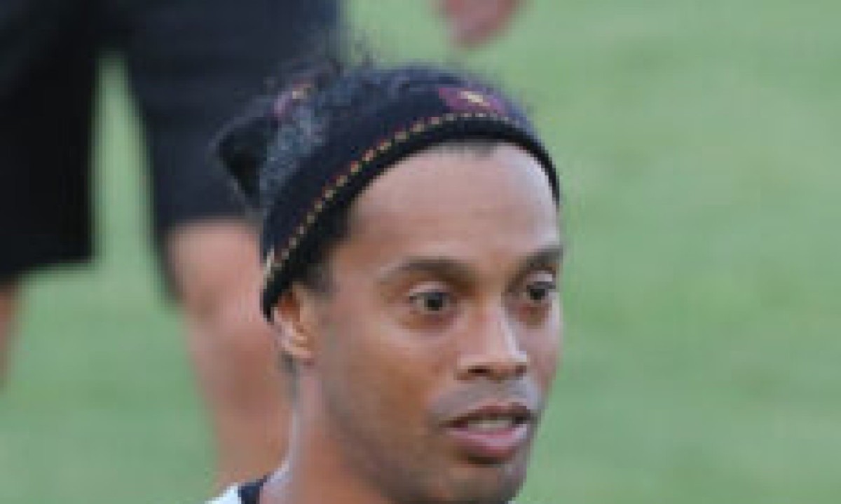 Ídolo do Atlético, Ronaldinho surpreende e usa camisa de time inglês no Natal -  (crédito: No Ataque Internacional)