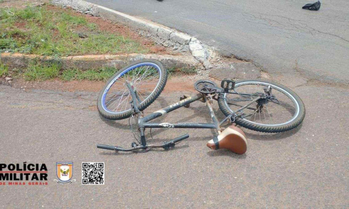Samu chegou a ser acionado mas o condutor da bicicleta morreu no local do acidente -  (crédito: PMRv/Divulgação)