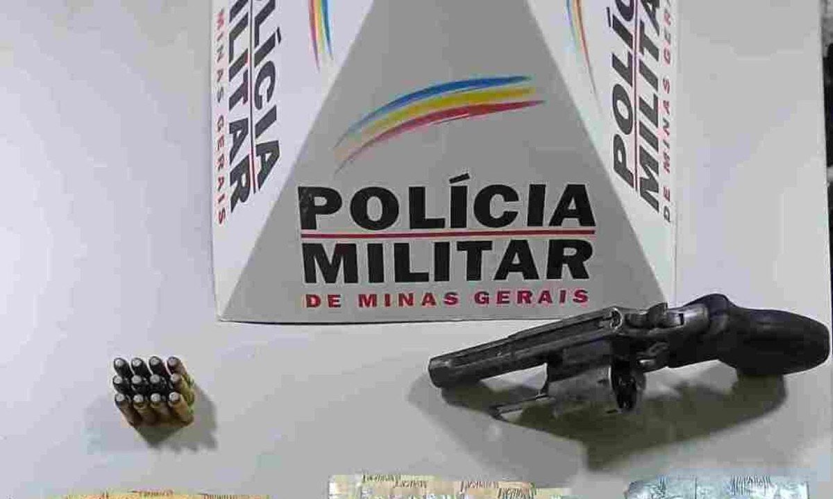 A polícia recuperou R$ 790 em espécie e apreendeu uma motocicleta, um revólver calibre 38 e 12 munições  -  (crédito: PMMG/Divulgação)