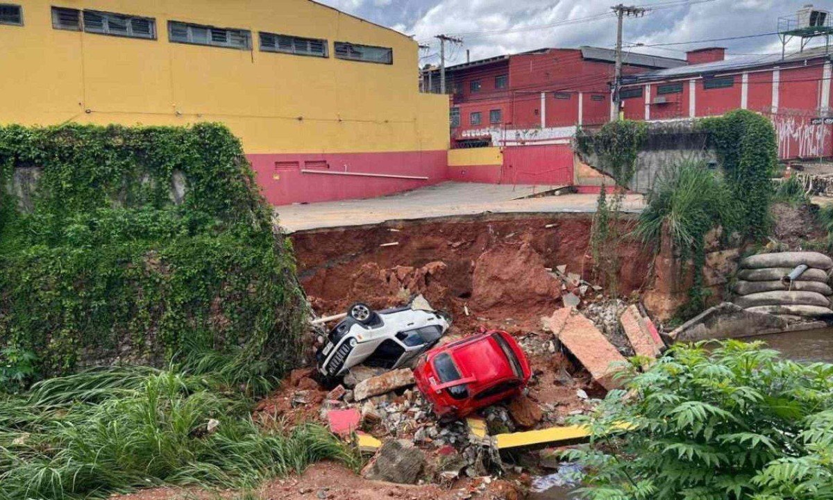 Carros caem em c&oacute;rrego ap&oacute;s chuva derrubar muro e desabar piso de estacionamento -  (crédito: Edesio Ferreira/EM/D.A Press)
