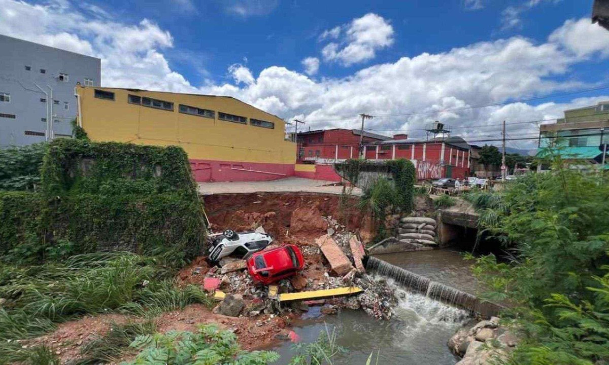 Carros caem em c&oacute;rrego ap&oacute;s chuvas provocarem desabamento no terreno de um supermercado no Barreiro -  (crédito: Ed&eacute;sio Ferreira/EM/D.A Press)